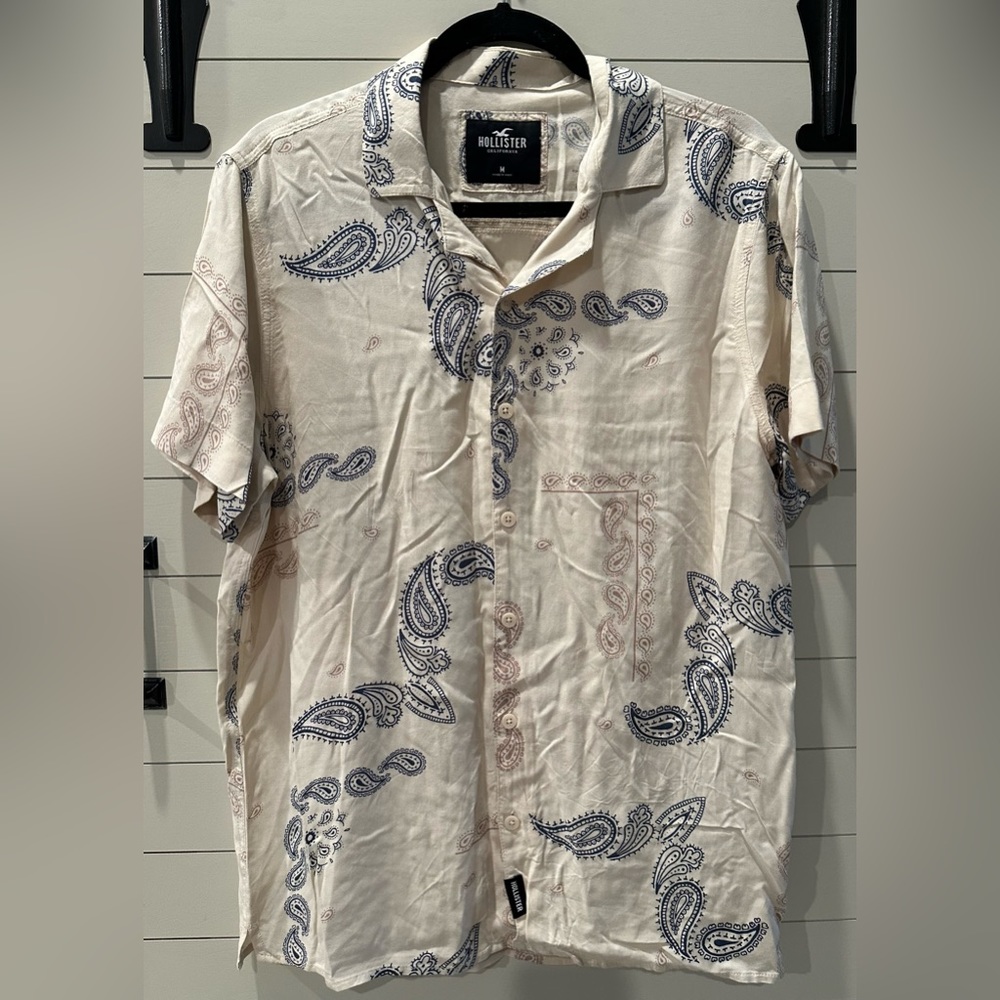 Hollister Men's Cream and Blue Paisley Shirt